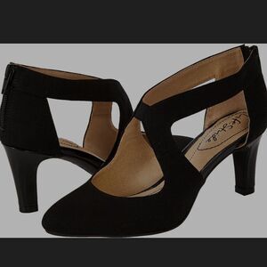 BRAND NEW LIFE STRIDE LOW HEEL CUT-OUT PUMP